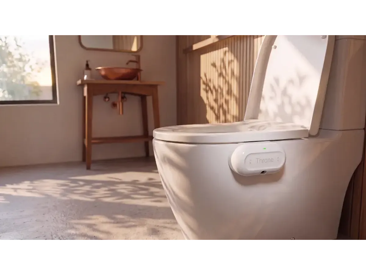 Perangkat Throne One yang dijepitkan ke bibir toilet - smart toilet AI - sumber dari ITHome